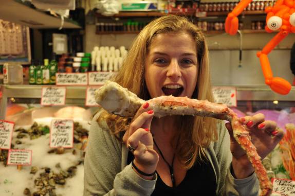 A Ana com uma 'pequena' pata de caranguejo, no Pike Public Market, em Seattle, estado de Washington, nos Estados Unidos